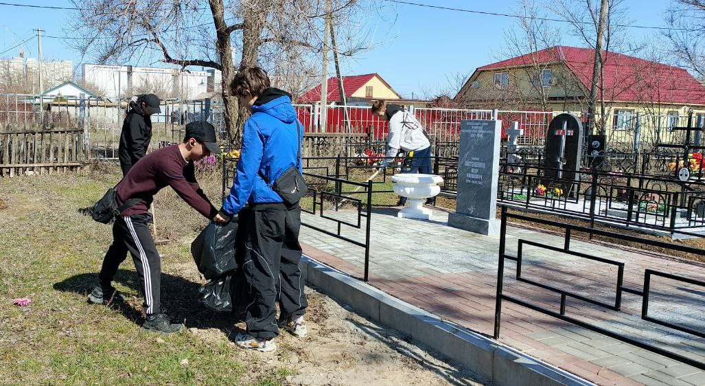 Отдали долг памяти: саратовские школьники убрались на братской могиле воинов